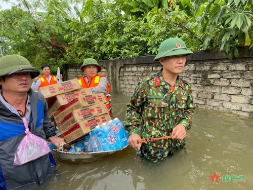 Giúp dân ở vùng ngập lụt 